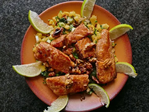 Lachsfilets mit Walnuss-Salsa
