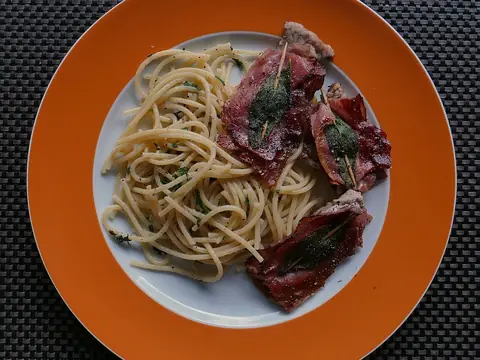 Saltimbocca mit Salbeispaghetti