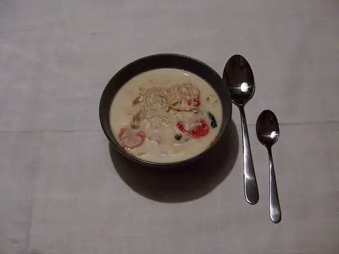 Scharfe Kokos-Hühnersuppe
